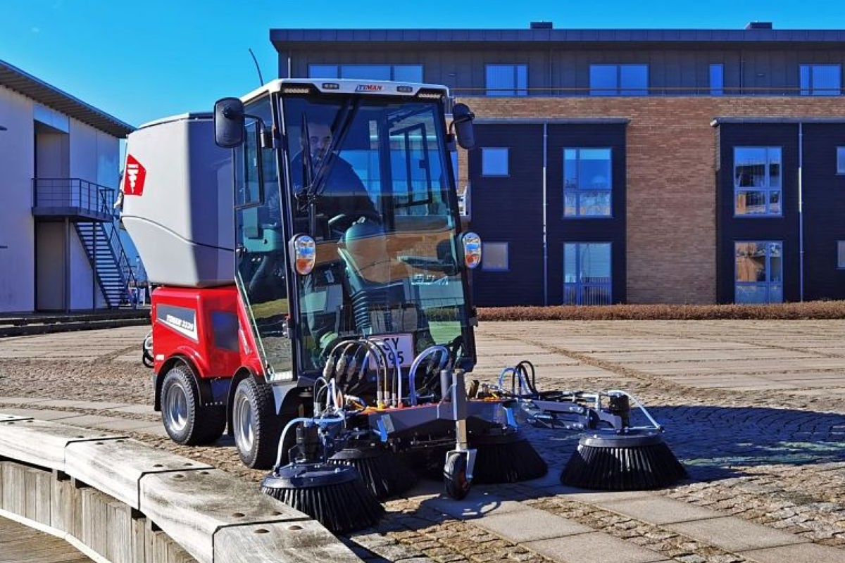 Timan 3330 Street Sweeper
