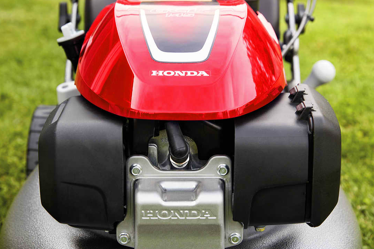 izy and HRN Petrol Lawnmower - Image 4